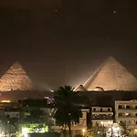 Deluxe Pyramids View Apartment