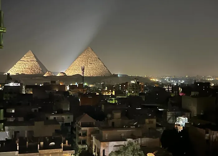 Deluxe Pyramids View Apartment