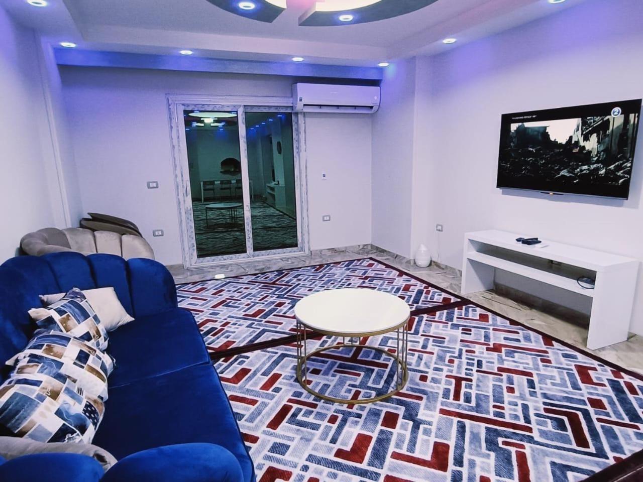 Deluxe Pyramids View Apartment